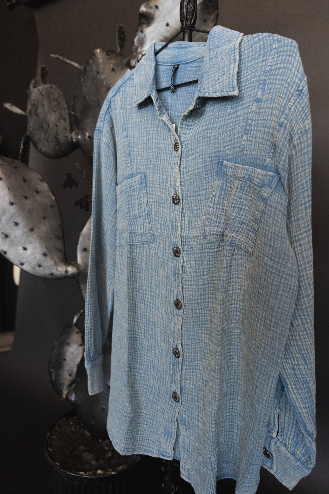WASHED LINEN CONCHO BUTTON UP