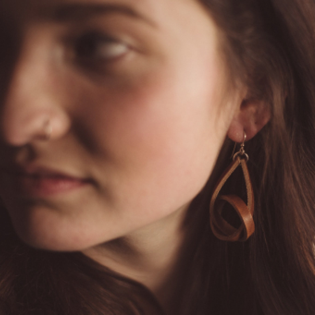 Knot Earrings: Nut Brown